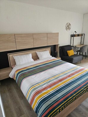 1 habitación, tabla de planchar con plancha, internet y ropa de cama 