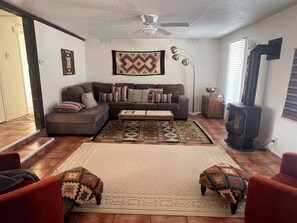 Smart TV, chimenea y libros 