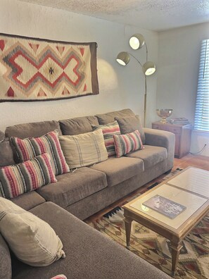 Smart TV, chimenea y libros 