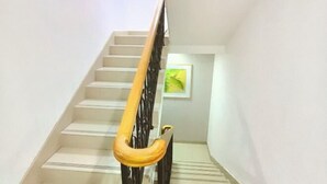 Eine Treppe mit Holzwurf und einem Bild an der Wand.
