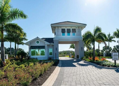 Golfer's Retreat-Elegant 2-bdr Condo w/Stunning Fairway Views! 2 months min stay