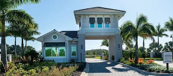 Golfer's Retreat-Elegant 2-bdr Condo w/Stunning Fairway Views! 2 months min stay