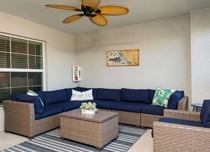 Una televisión, libros