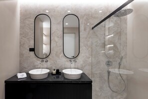 Douche, articles de toilette gratuits, sèche-cheveux, peignoirs