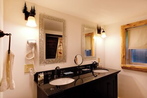 Douche, sèche-cheveux, serviettes fournies