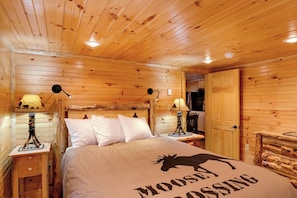 2 bedrooms, WiFi, bed sheets - Cozy Cabin with second floor loft, outdoor BBQs, campfire pits, and more! (Lake Placid)