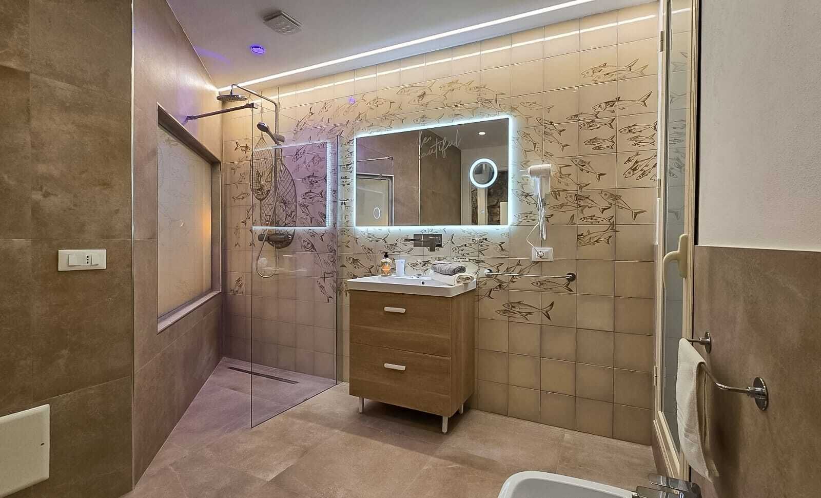Douche, sèche-cheveux, bidet, serviettes fournies
