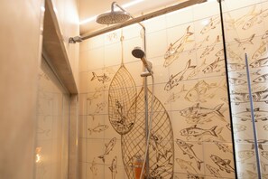 Een douche, een haardroger, een bidet, handdoeken