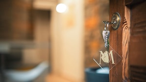 Une porte en bois avec un trou de serrure et un porte-clés avec une clé.