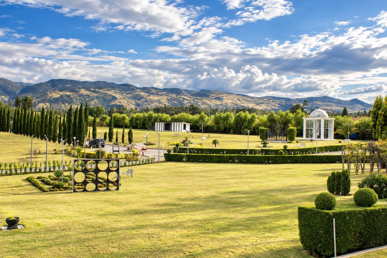 Un jardín bien cuidado con céspedes impecables, un pabellón y una hilera de cipreses.