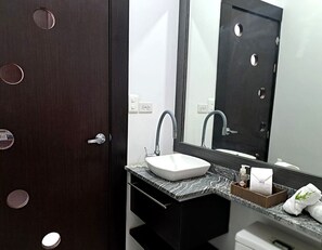 Comfort-Doppelzimmer, Gartenblick | Badezimmer | Dusche, Handtücher, Seife, Shampoo