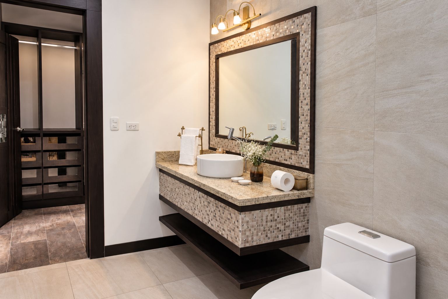 Une salle de bain moderne avec un lavabo sur pied, un grand miroir et des toilettes.