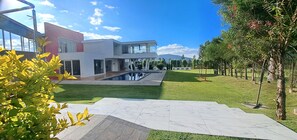Una piscina al aire libre