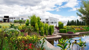 A modern building with a garden and a pond. - HOTEL QUINTA KRYSTAL BOUTIQUE (Sangolqui)
