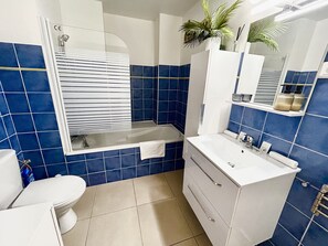 Shower, hair dryer, towels