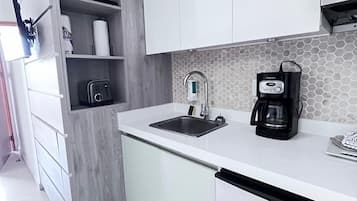 Studio | Private kitchen | Mini-fridge, microwave, oven, stovetop