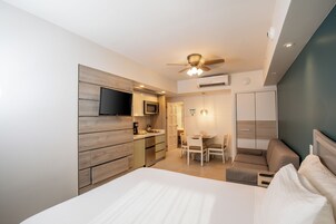 Studio | Värdeförvaringsskåp på rummet, skrivbord och mörkläggningsgardiner