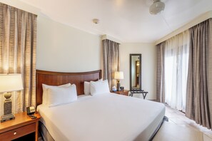 In-room safe, desk, blackout drapes, iron/ironing board - Paradise Beach Villas (Oranjestad)