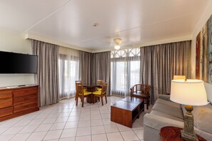 Villa | Área de sala de estar | Televisión LED de 42 pulgadas con canales por cable y libros 