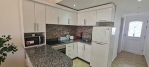 Appartement | Cuisine privée | Réfrigérateur, micro-ondes, plaque de cuisson, bouilloire électrique