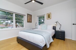 3 bedrooms, desk, iron/ironing board, free WiFi