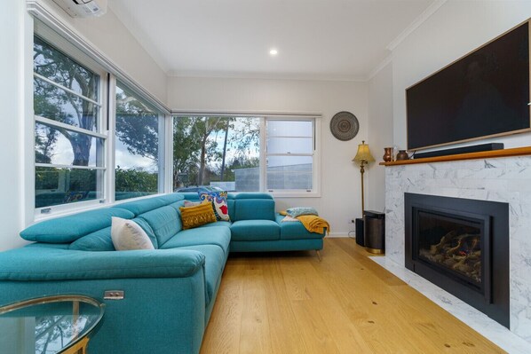 Una Smart TV, una chimenea, un reproductor estéreo, una oficina