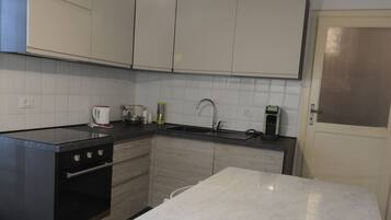 Frigorifero, forno, piano cottura, lavastoviglie