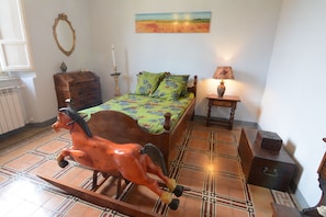 3 bedrooms, travel cot, free WiFi, bed sheets