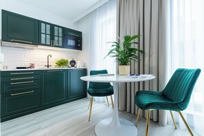 Economy Double Room, 1 Katil Ratu (Queen), Non Smoking, Microwave | Dapur peribadi | Pembancuh kopi/teh, cerek elektrik, kerusi tinggi 