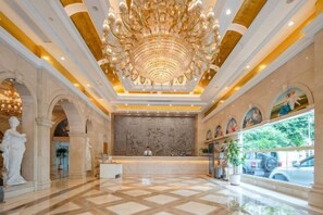 A grand lobby with a large chandelier, marble floors, and classical statues. - Vienna International Hotel (Foshan Zumiao Zhangcha Branch) (Foshan)
