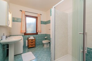 Apartment | Bathroom | Shower, hair dryer, towels, soap - Casa Helen by Wonderful Italy (Olbia)