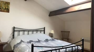 3 dormitorios, tabla de planchar con plancha, cuna de viaje