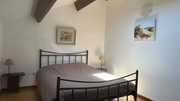 3 dormitorios, tabla de planchar con plancha, cuna de viaje