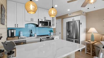 Geladeira, micro-ondas, fogão, cooktop
