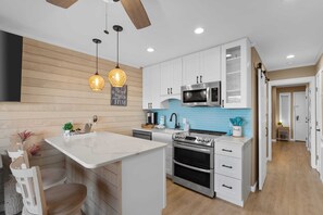 Frigorífico, microondas, horno y placa de cocina