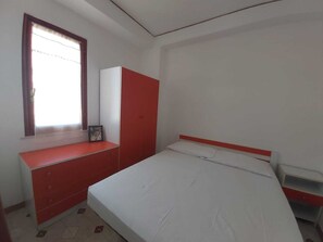 2 soverom, strykejern/-brett og sengetøy