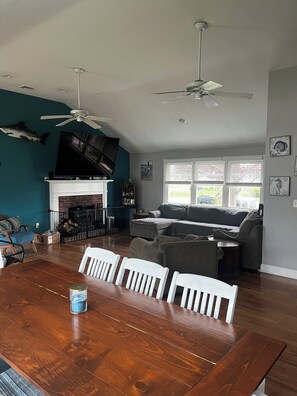 Living area - 2 blocks from the beach!  4-bedroom house in delightful Avon-by-the-Sea (Avon-by-the-Sea)