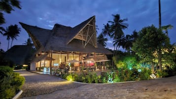 2 Restaurants, Frühstück, Mittagessen, Abendessen, internationale Küche