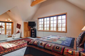 6 bedrooms, desk, iron/ironing board, free WiFi - Perfect Holiday Home! Ski In/Out, Private Hot Tub. Exquisite Mountain Chalet (Breckenridge)