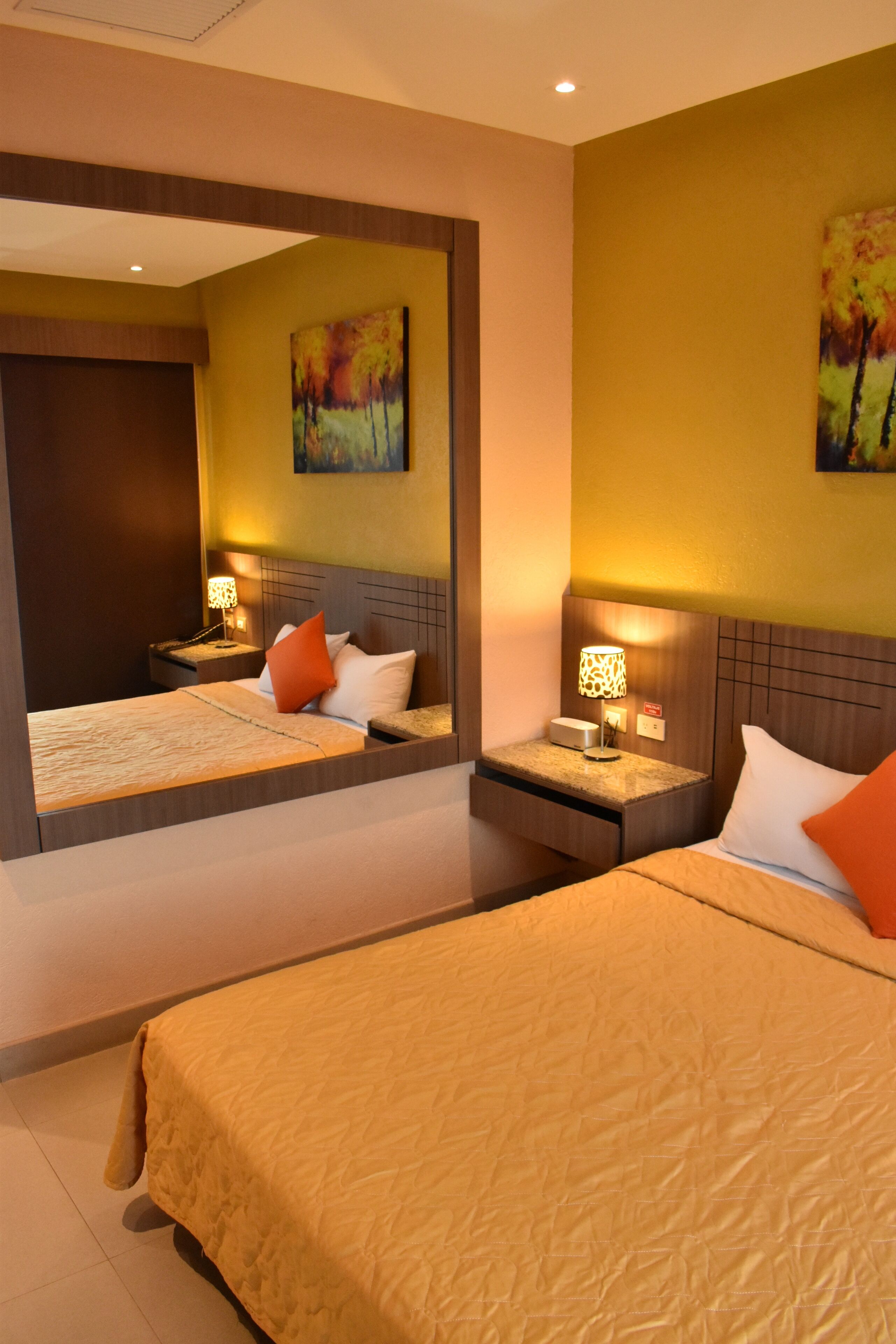 Escritorio, espacio para trabajar con laptop y cortinas blackout 