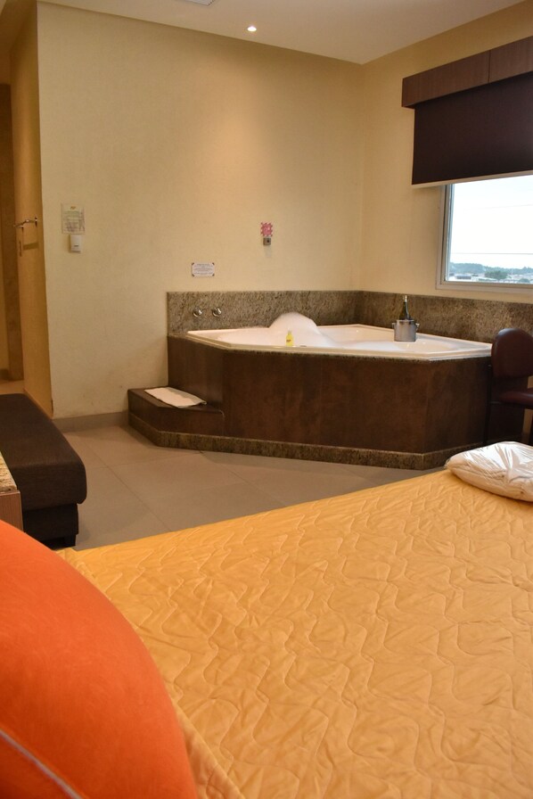 Comfort-Suite | Schreibtisch, laptopgeeigneter Arbeitsplatz, Verdunkelungsvorhänge