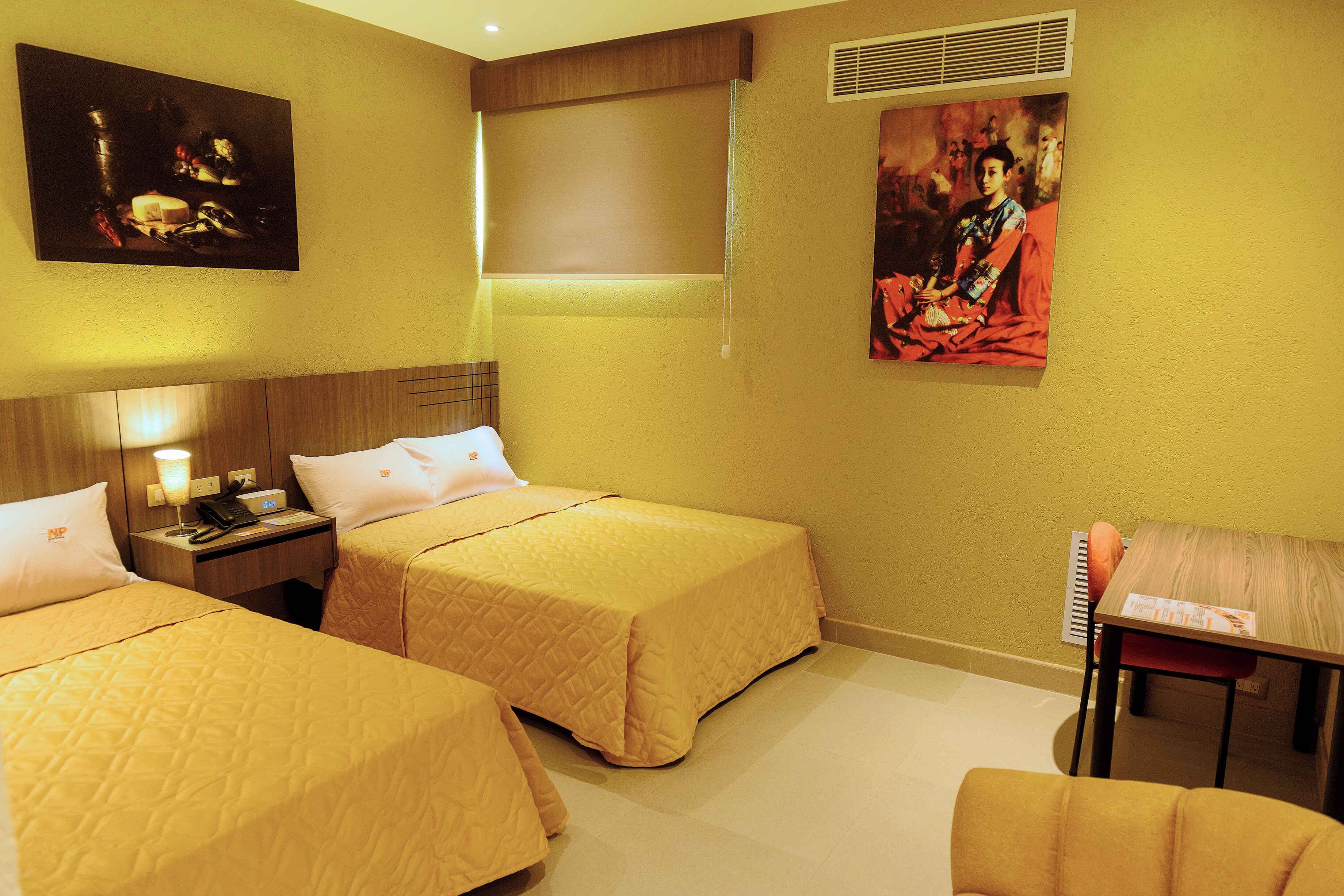 Quarto casal | Escrivaninha, espaço de trabalho para notebook, cortinas blackout