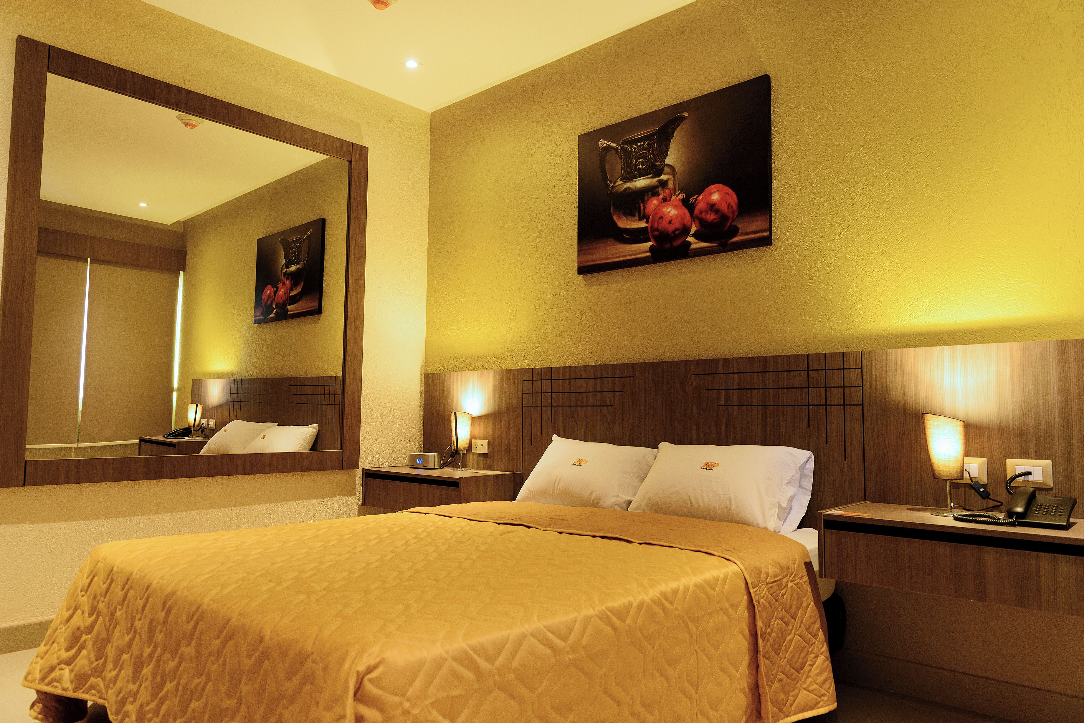 Quarto conforto | Escrivaninha, espaço de trabalho para notebook, cortinas blackout