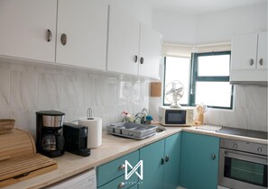 Departamento, balcón | Cocina privada | Cafetera de espresso y comedor 