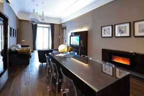 Interior - 3 Bedroom Apartment with a Crisp Modern Twist in Palazzo Boncompagni (Roma)