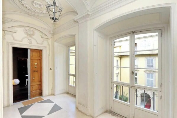 Interior - 3 Bedroom Apartment with a Crisp Modern Twist in Palazzo Boncompagni (Roma)