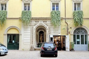 Exterior - 3 Bedroom Apartment with a Crisp Modern Twist in Palazzo Boncompagni (Roma)
