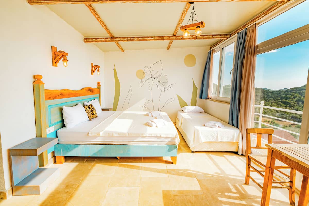 Driepersoonskamer | Luxe beddengoed, een minibar, individueel gedecoreerd