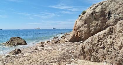 Stylish apartment with sea view, near Monaco and Rolex Masters. Ideal for 2, with AC, queen bed, and paid parking.