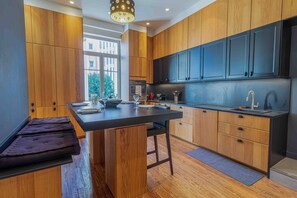Fridge, microwave, oven, stovetop - Elegant Belle Époque Apartment in Central Menton (Menton)
